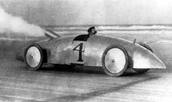  The 1906 "Stanley Steamer" setting a speed record of 127.7 mph.