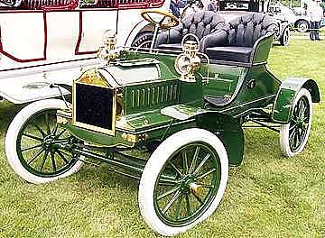 A 1904 Oldsmobile with white tires due to no carbon black