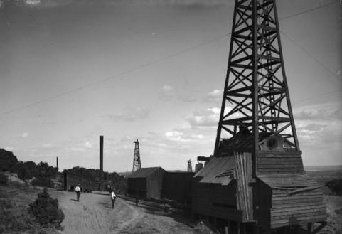 first wyoming oil well archive photo of derrick