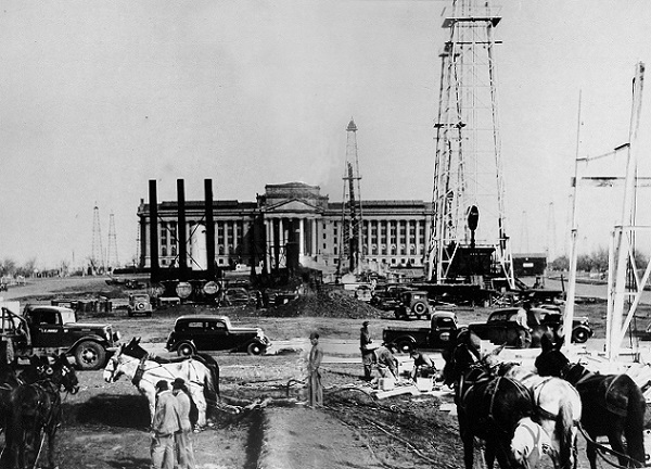 Derricks at the capitol building in the Oklahoma City oilfield in the 1930s.