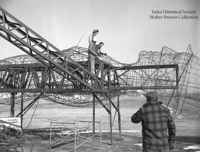 Mid-Continent Supply Company constructed a permanent version of the Tulsa golden driller in 1966 with steel rods to withstand up to 200 mph winds. 