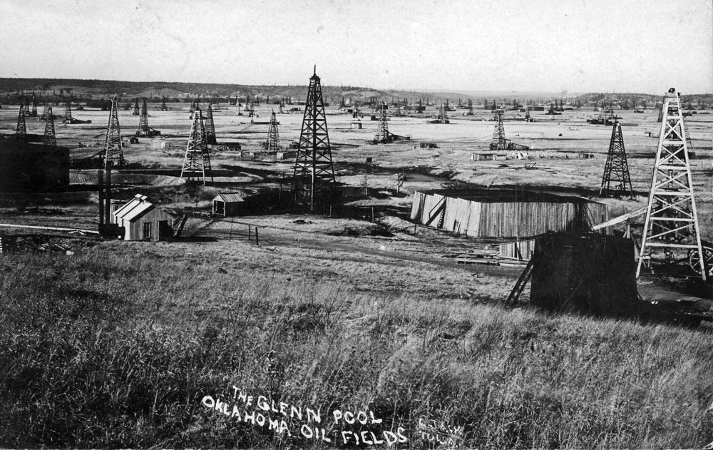 Field of derricks in Oklahoma's Glenn Pool oilfield.